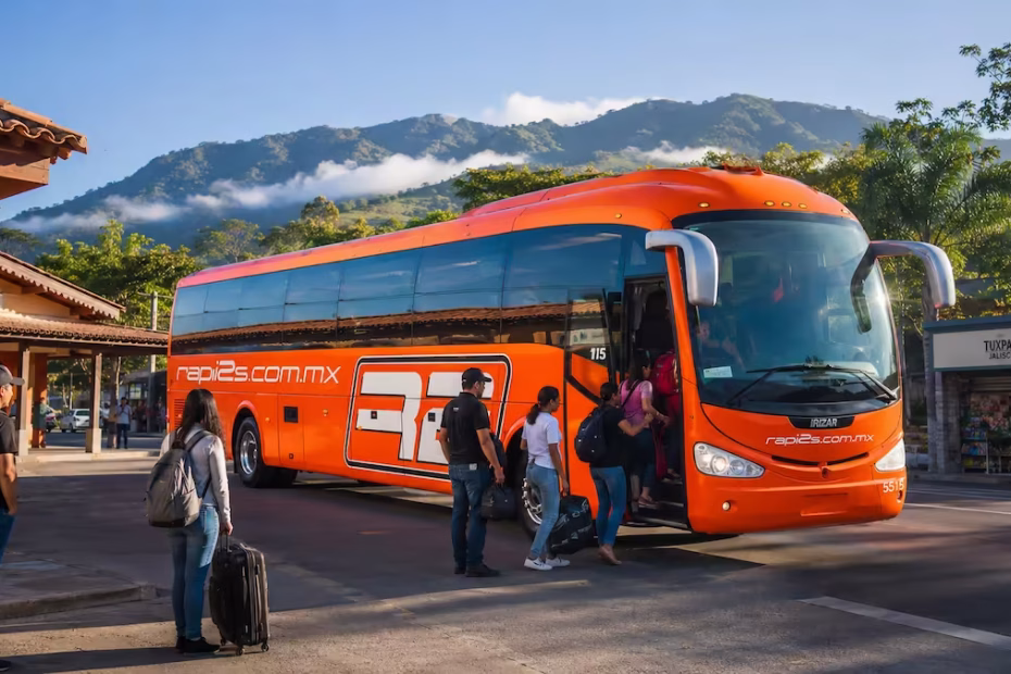 Pasajeros abordando un autobús naranja de Rapi2s en una parada autorizada de Tuxpan, Jalisco, con un paisaje montañoso al fondo.