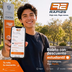 Joven estudiante sonriente mostrando en la pantalla de su celular una aplicación de autobuses Rapi2s con descuento estudiantil.
