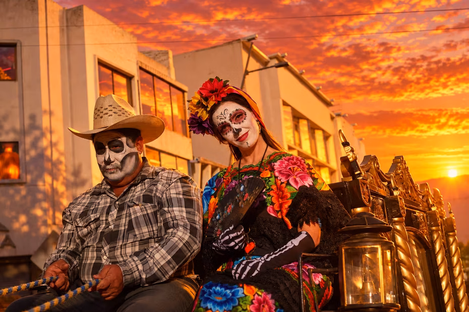 Celebración de Día de Muertos con flores de cempasúchil y tradiciones mexicanas.